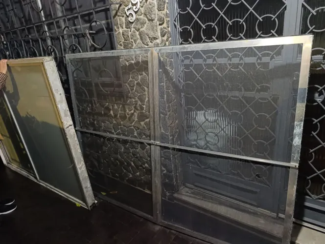 Janela de Ferro 2,25x1,70m com Vidro, Tela de Alumínio e Grade
