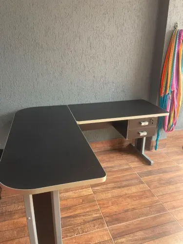 Vendo mesa de escritório em L, bem conservada