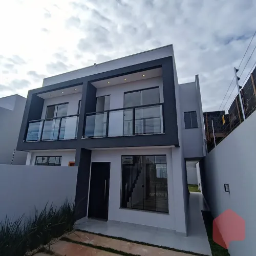 Sobrado com sobra de terreno.