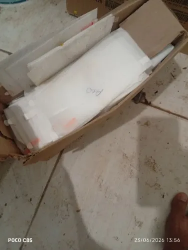 Uma caixa cheia de película pra vender ligeiro