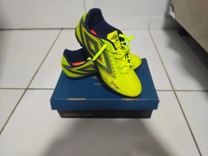 Chuteira umbro play!!