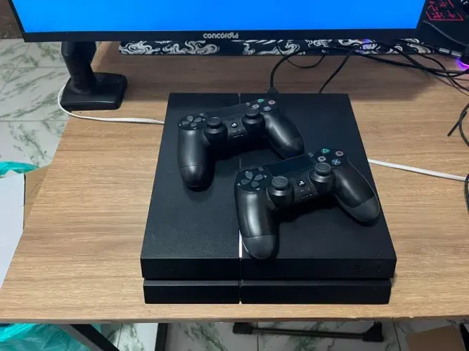 PS4 Fat Desbloqueado + 2 controles originais