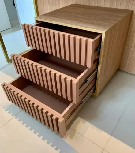 Mesa De Cabeceira Com Gavetas Ripadas