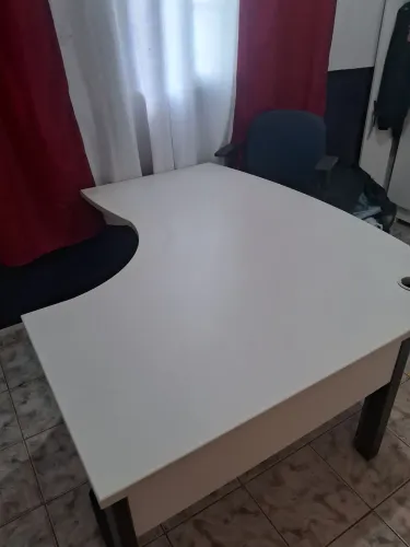 Mesa de escritório com cadeira