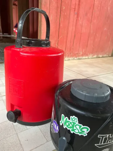 2 garrafas térmicas,1 já vai adesivada