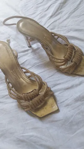 Sandálias couro e sandália festa dourada