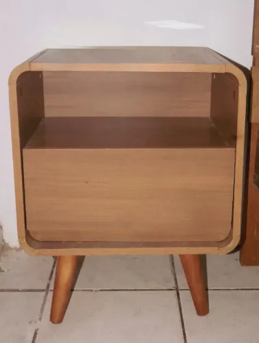 Mesa de cabeceira com gaveta
