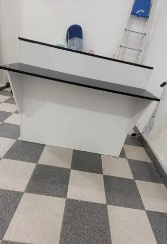 Móvel balcão preto e branco