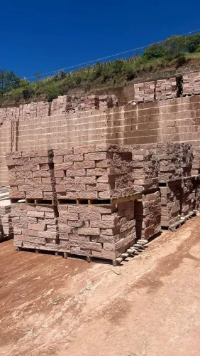 Pedras grês direto da pedreira 