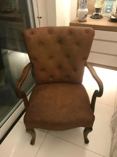 POLTRONA VINTAGE CAPITONÊ ESTILO LUIZ XV - COR CARAMELO