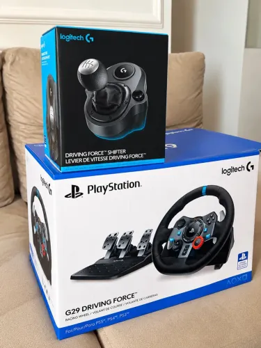 Volante logitech G29 + Câmbio logitech driving force Usado menos de 10x 