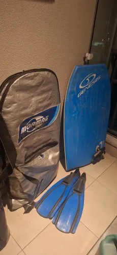 Prancha de surf com capa e pé de Pato longo