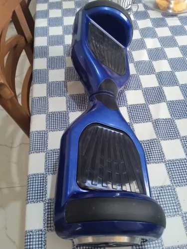 Este é um hoverboard elétrico azul, modelo de 6.5 polegadas com Bluetooth e luzes LED inte