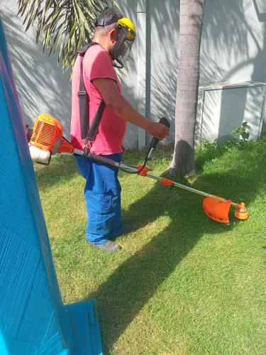 Trabalho com roçadeira