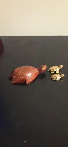 03 mini tartaruga madeira e latão dourado