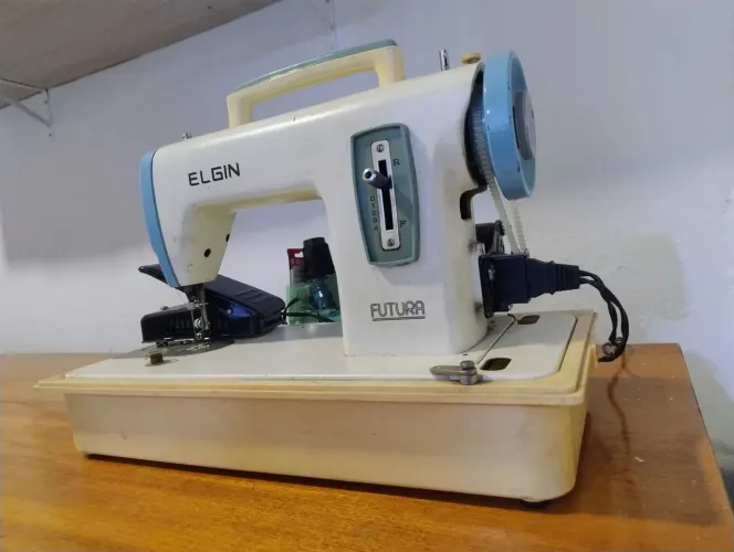 Máquina de costura Elgin Futura
