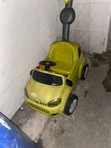 Carinho de criança no presinho apenas com a tinta danifica 
