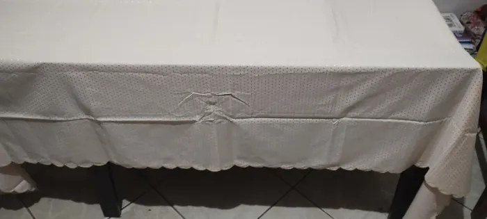 Vendo toalha de mesa nova de 2,10 comprimento e 1,20 largura nova