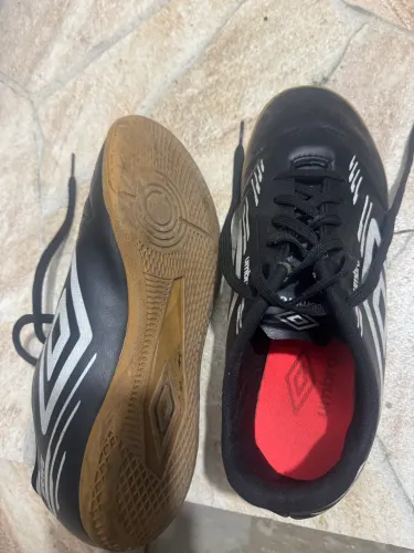 Chuteira Umbro 37