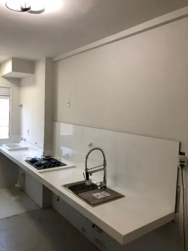 Pia de Cozinha em Porcelanato com Cuba Inox | Sob Medida