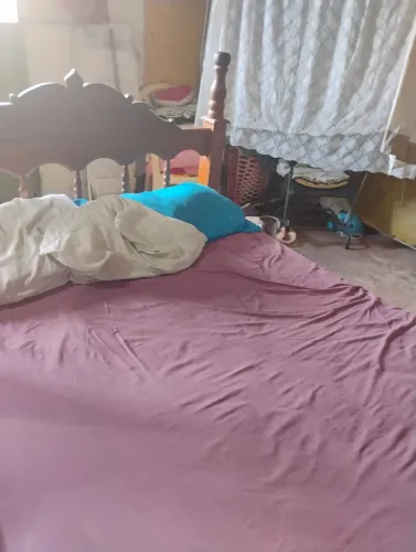 Vendo uma cama ? Casal Madeira com colchão de molas 120 kilos por pessoa motivo mudança