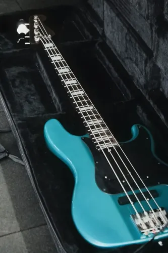 Baixo Kaiser Luthier - Ocean Turquoise, Jacarandá Baiano, EMG Omega e Gotoh case GATOR 
