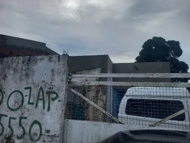 Vende-se uma casa pequena antiga pata reforma
