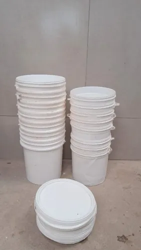 Baldes com tampas 4,00 cada balde