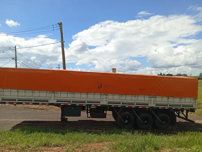 Carreta graneleira com pneus