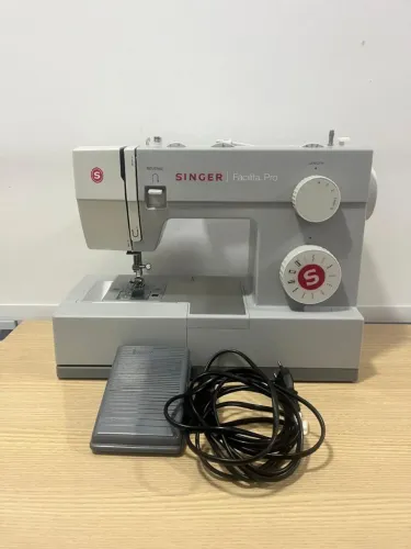 Máquina de Costura Doméstica Reta Singer Facilit Pro