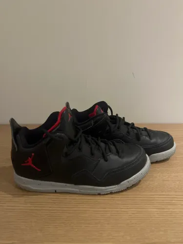Tênis Jordan Infantil Original Preto/Vermelho Tam. 32,5