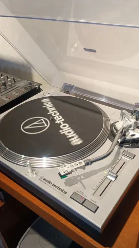 Toca discos AUDIO-TECHNICA AT-LP120-USB