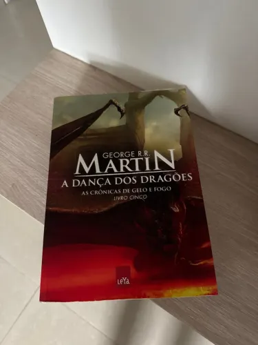Livro A dança dos dragões (As crônicas de gelo e fogo livro cinco)