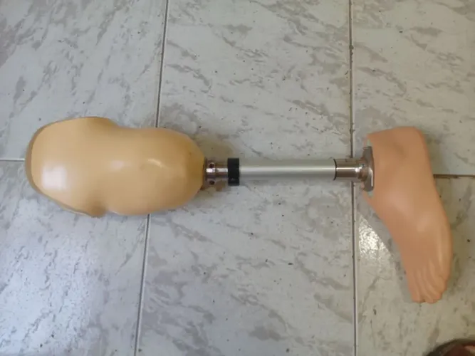 Prótese transtibial. Nunca foi usada. Em perfeito estado