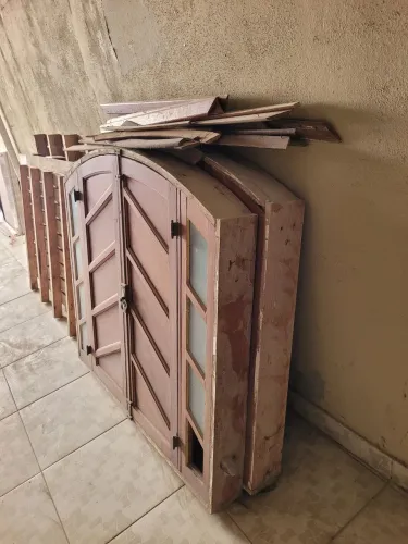 Vendo Duas Janelas Coloniais