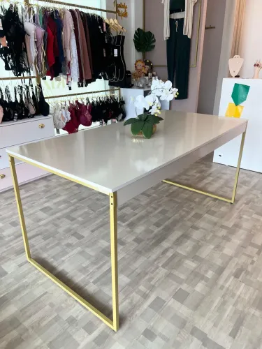 Mesa com Tampo Off-White Brilhante e Base Dourada