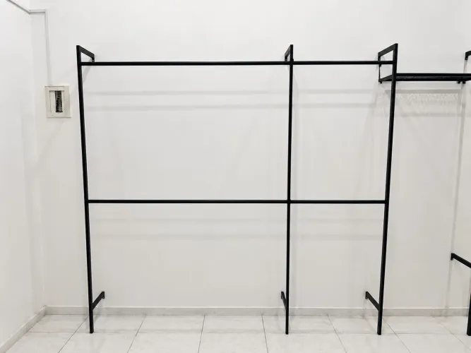 Araras com cabideiro para loja de roupas 