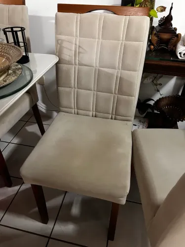 Vendo 02 cadeiras de jantar estofadas com estrutura de madeira e encosto alto