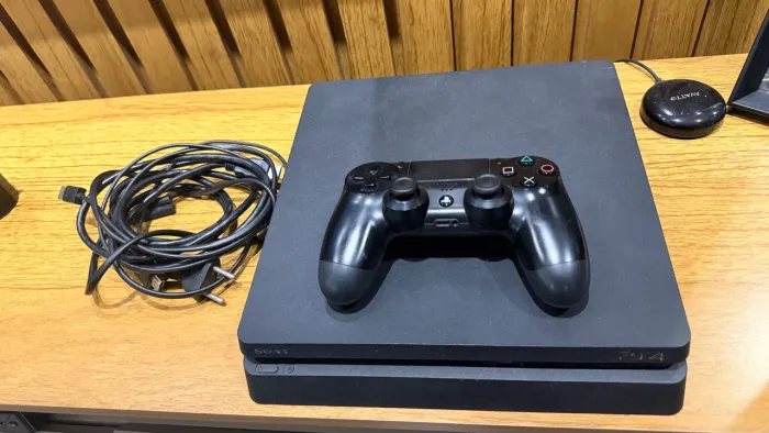 PS4 slim desbloqueado c 2 Controles