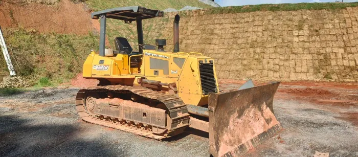 Trator de esteira New Holland D130.