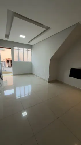 Casa com 3 quartos e 1 vaga para moto no Bairro Candelária!