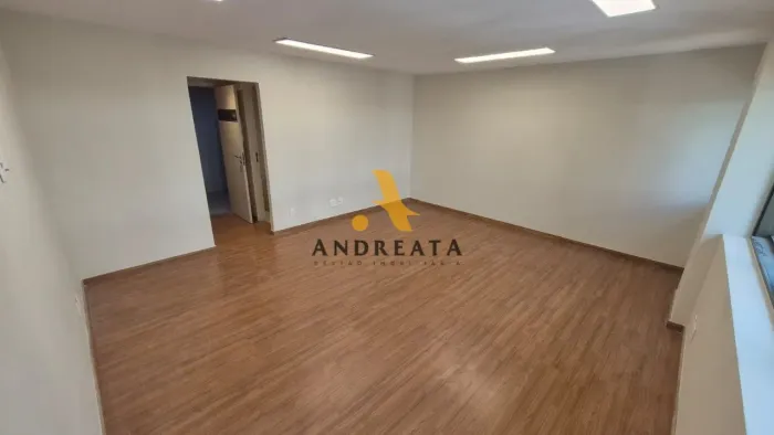 Alugo Sala Comercial, 31 m², no condomínio SunPlaza em Barra da Tijuca. Aluguel R$1.800,00