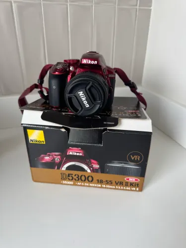 Camera Nikon D5300 vermelha