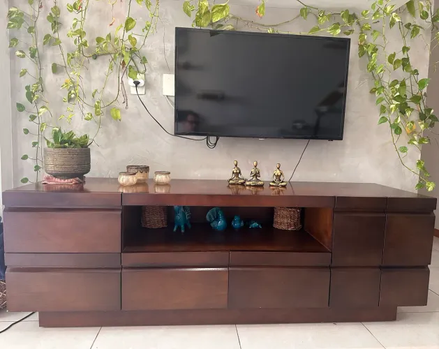 RACK DALLAS EM MADEIRA TAUARI - SOFISTICAÇÃO E PRESENÇA PARA SUA SALA 