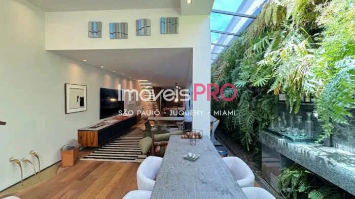 Casa de vila para venda em Itaim Bibi com 2 quartos, sendo 2 suítes , 250m²
