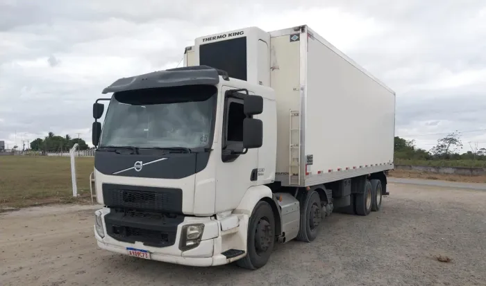 Caminhão Ford cargo 3031, com baú refrigerado  termoking