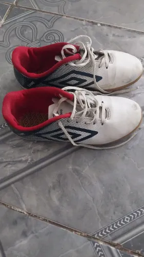 Vendo tênis para futsal tamanho 39/40