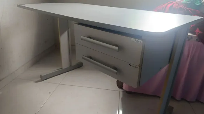 Mesa de escritório em perfeito estado 