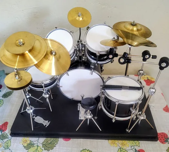 Bateria miniatura, na cx de acrílico