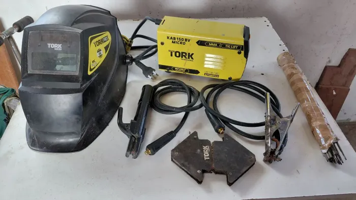 KIT MÁQUINA DE SOLDA MAIS CAPACETE E 2 ESQUADROS 